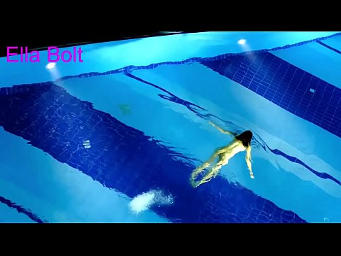 ❤️ Handikwanise kumira kuona, mudiki blonde akabatwa achishambira asina kupfeka muELLA BOLT resort pool ❤️❌ ❌